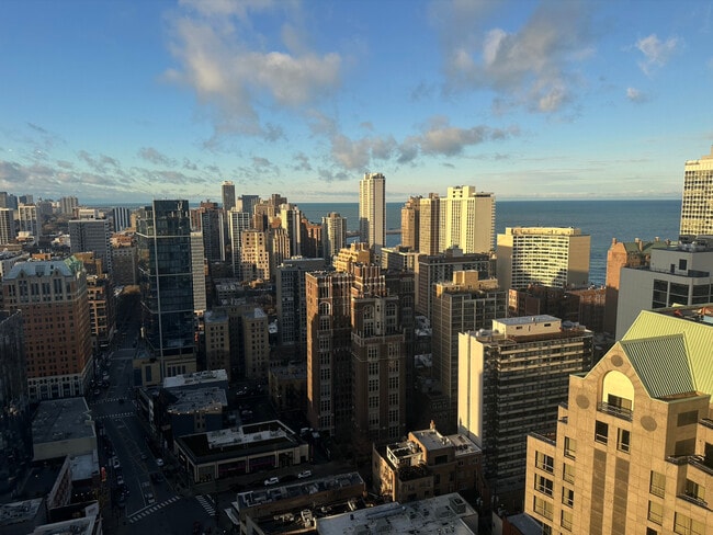 Building Photo - 2 E Oak St