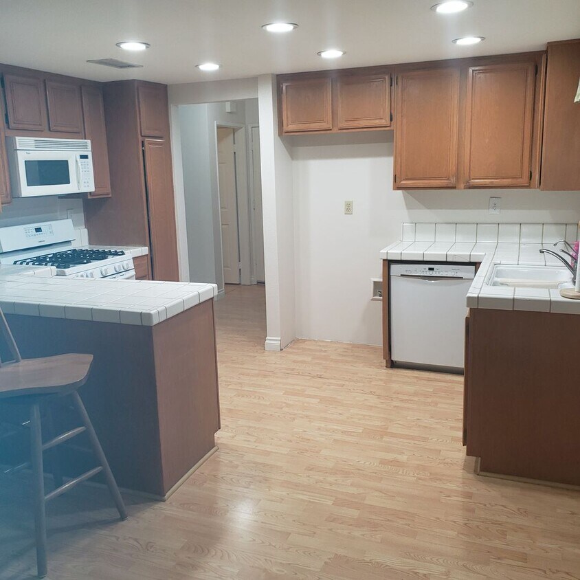 Primary Photo - ELECTRICITY INCLUDED! 3bed 2.5 bath in But...