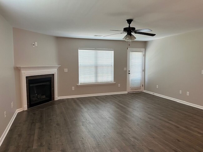 Building Photo - ~~ Very Appealing Ranch Style Home  ~~