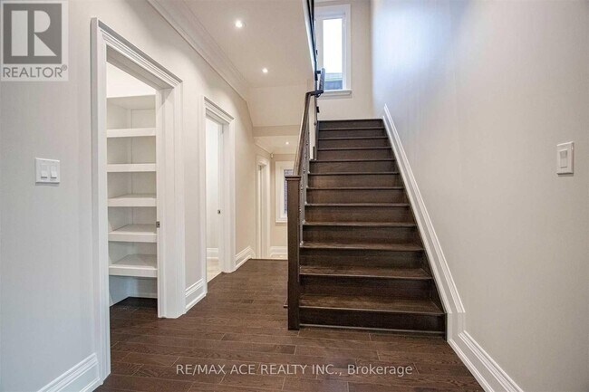 Photo du bâtiment - 47 McCowan Rd