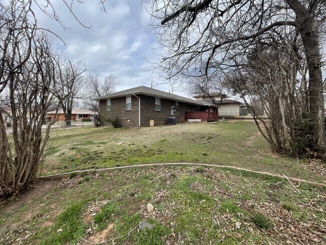 Foto del edificio - 3 Bed, 1 Bath Home with Large Corner Lot