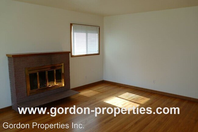 Building Photo - 8 br, 3 bath House - 1131 NE 72nd Ave