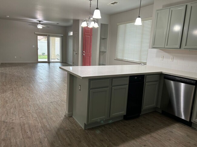 Building Photo - Fresh, clean and updated