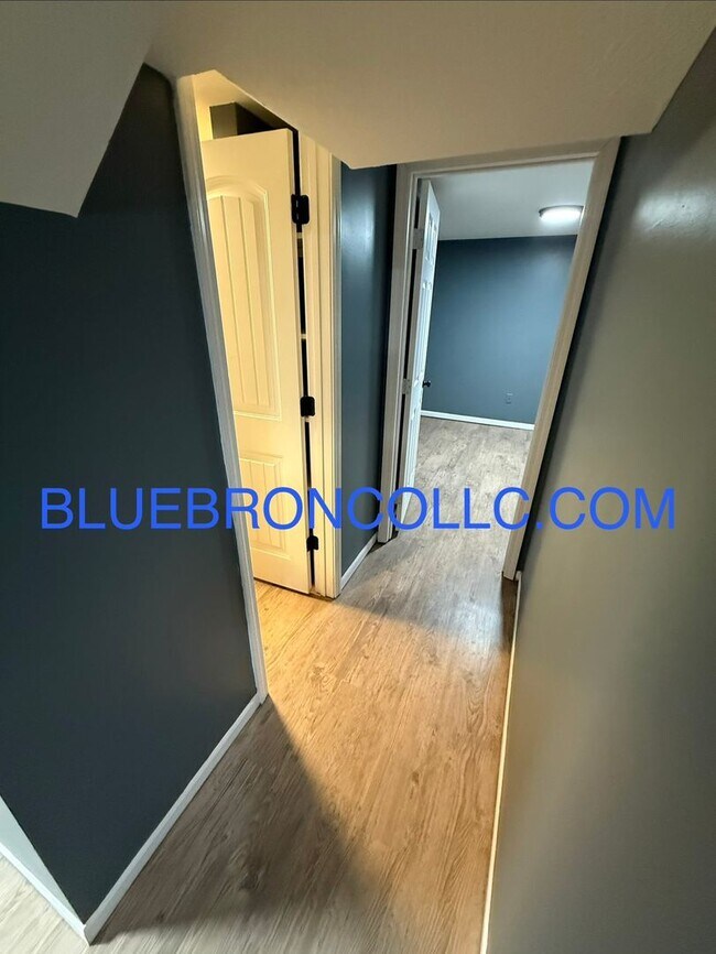 Building Photo - 101 SE Summit Ave