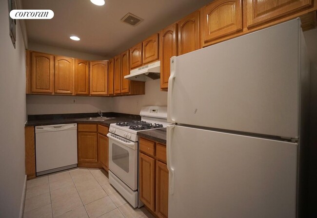Building Photo - 305 E 56th St