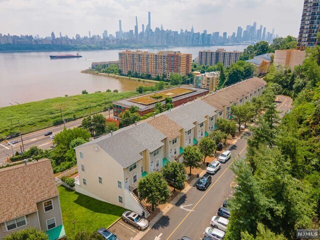 Foto del edificio - 32 Bergen Ridge Rd