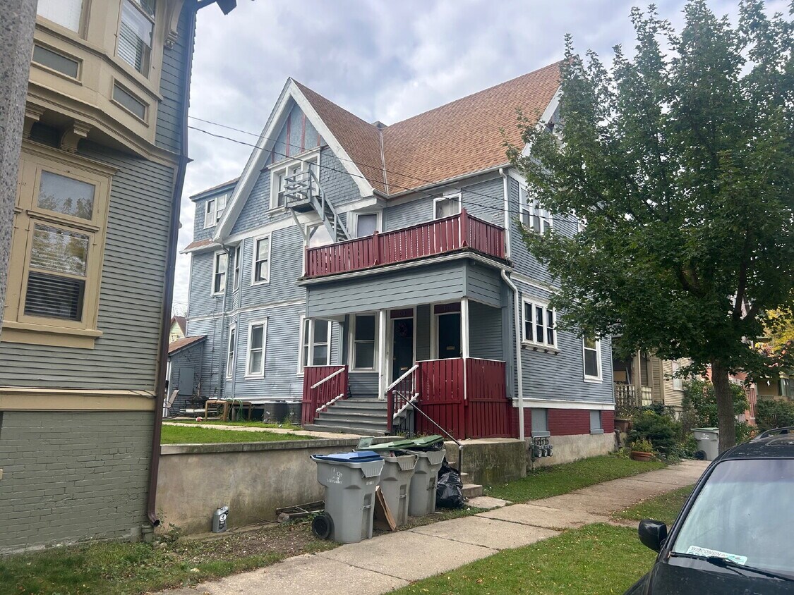 Primary Photo - Large first floor two bedroom with bonus r...