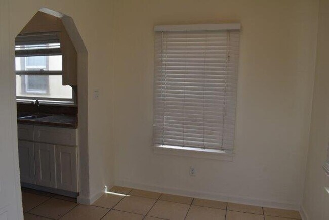 Building Photo - 1 Bedroom 1 Bath University Heights