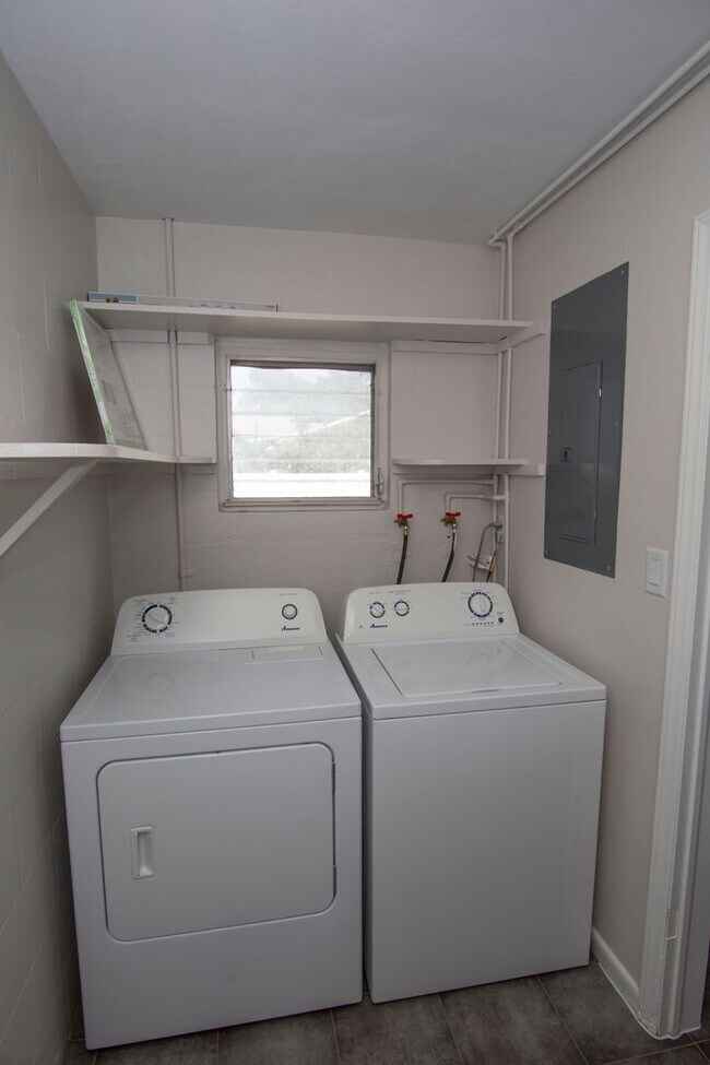 Foto del edificio - Charming 2/1 duplex with carport near Mill...