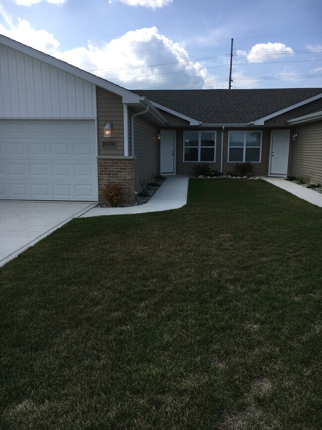 ¡Vista frontal de la casa! - 8590 Jackson St