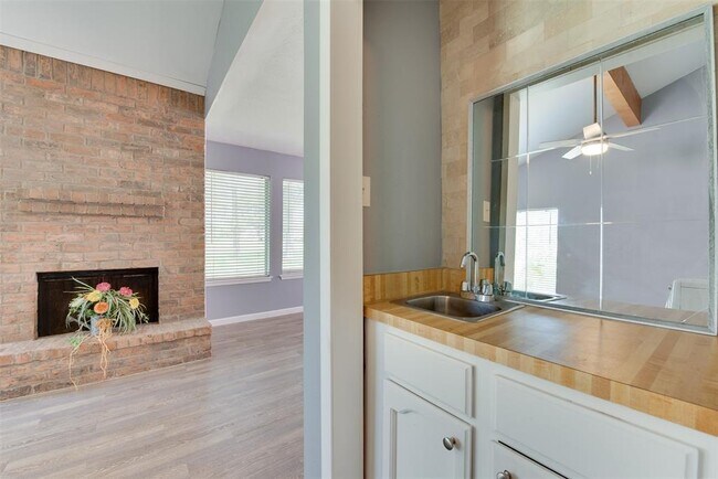 Building Photo - 7811 Bateman Ln