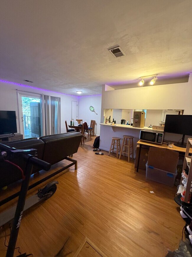 Foto del edificio - Available for the 2026-2027 lease term.