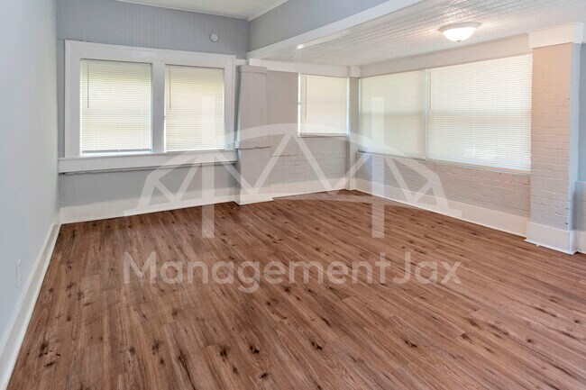 Foto del edificio - 1044 W 28th St