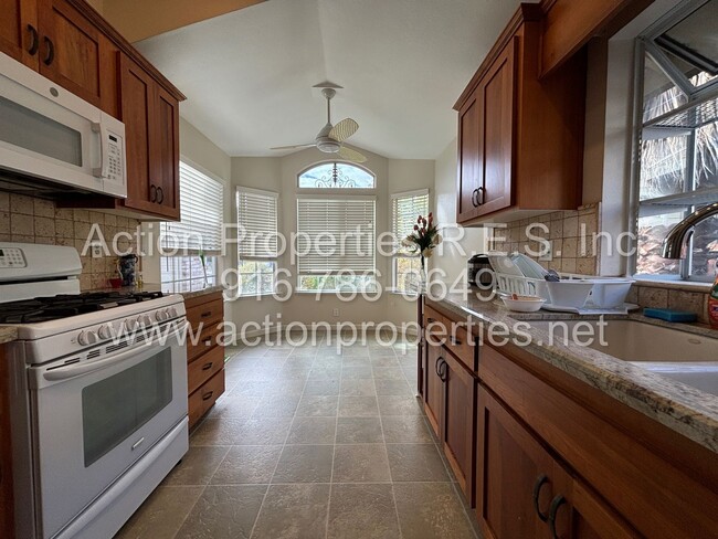 Foto del edificio - Updated 3 Bed, 2 Bath Home - Solar - Close...