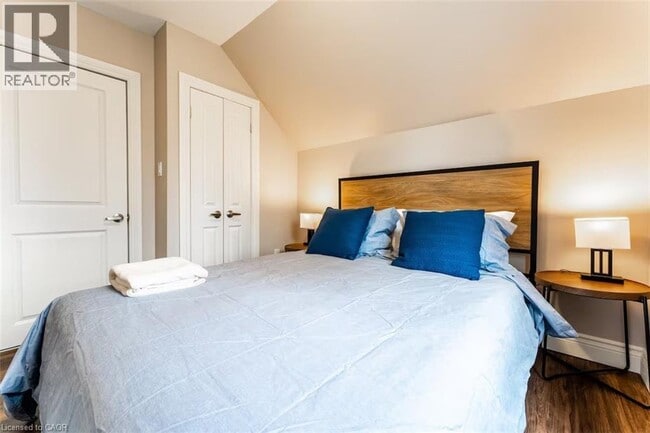 Photo du bâtiment - 235 King St