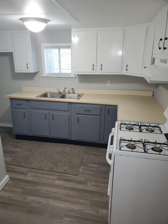 Building Photo - 310 E 9th St