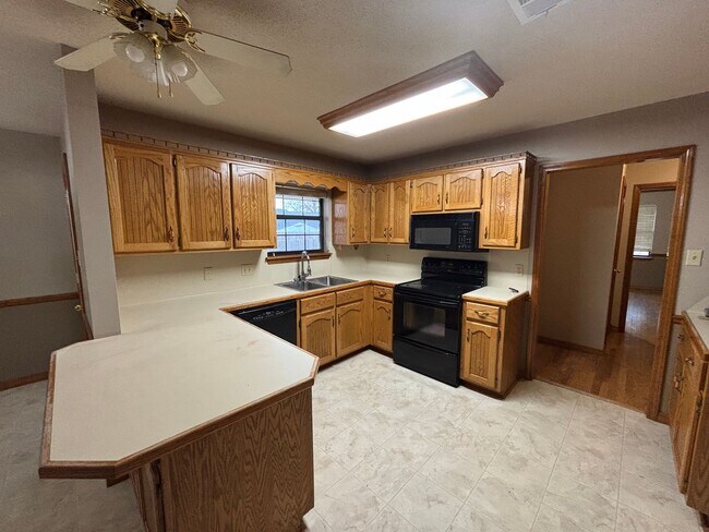 Foto del edificio - Welcome to your dream home in the heart of Russellville, AR.