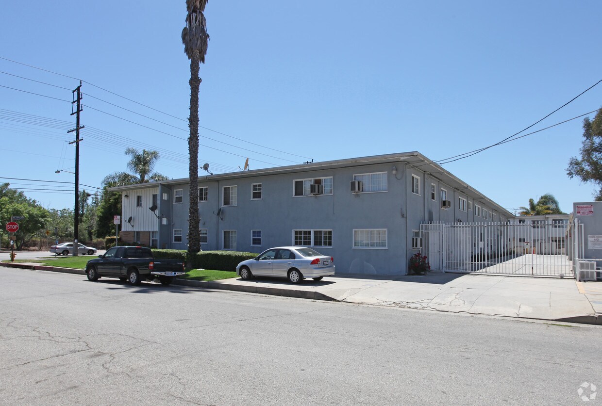 Foto del edificio - 15907 Victory Blvd