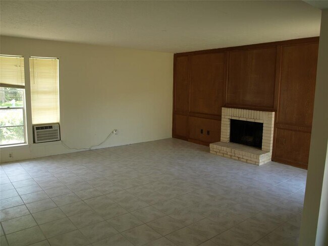 Building Photo - 10838 Sugar Hill Dr