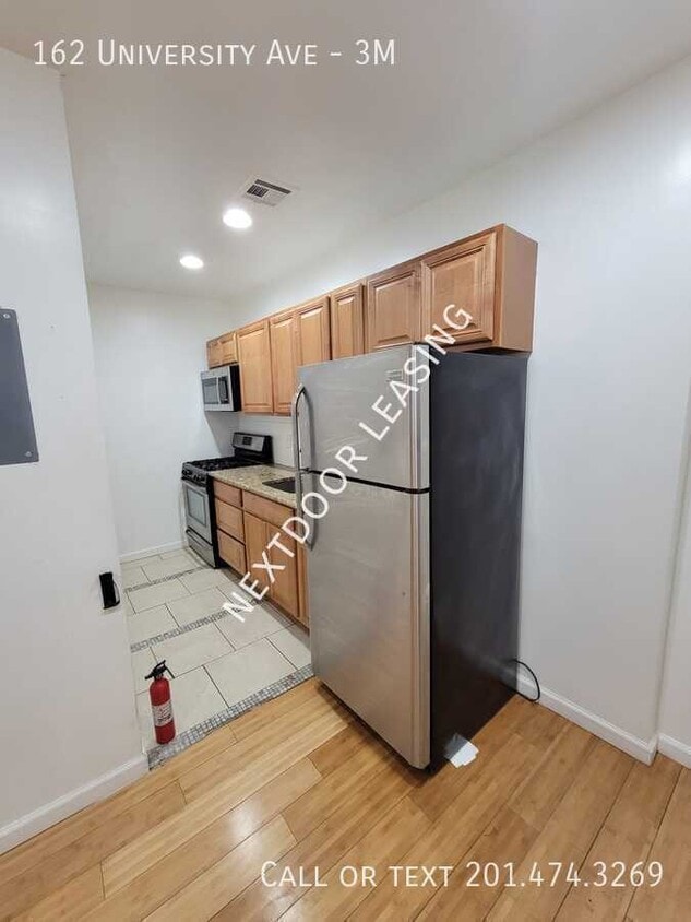 Photo - 162 University Ave-3M