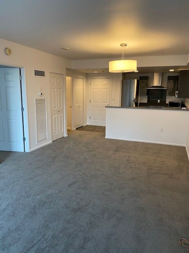 Foto del edificio - 1 Bedroom Condo with  24 Hour Concierge in...
