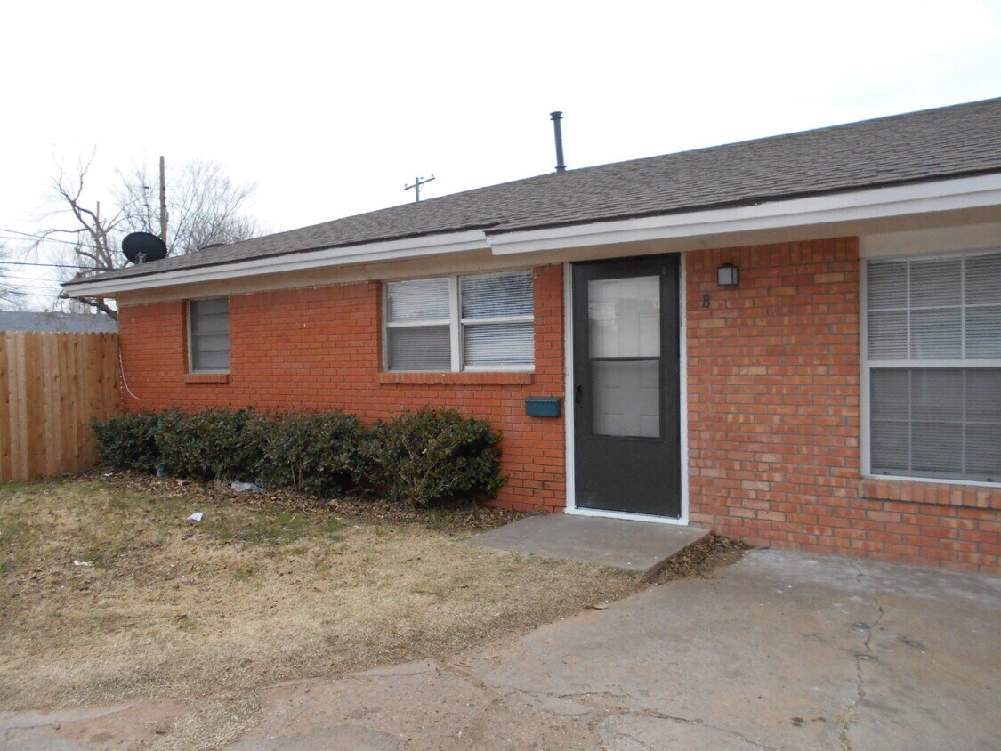 Primary Photo - Spacious Duplex with Off-Street Parking