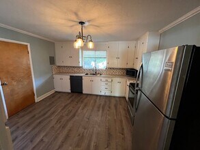 Building Photo - 568-574 E 200 S