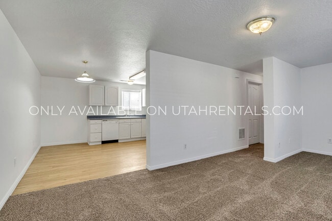 Building Photo - 1040 W State St