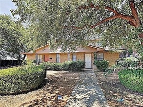 Building Photo - 919-921 W Rochelle Rd
