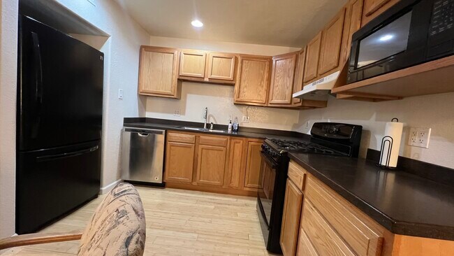 Foto del edificio - 211 N Donnelly Ave