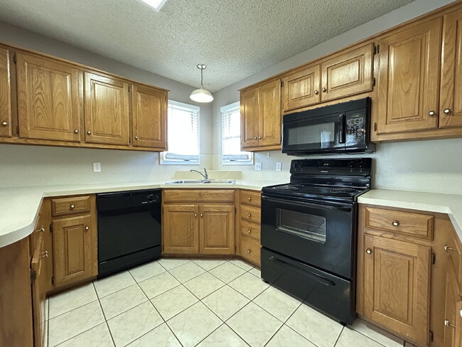 Foto del edificio - Large Luxurious Home in Whisperwood Subdivision Includes Access To Pool