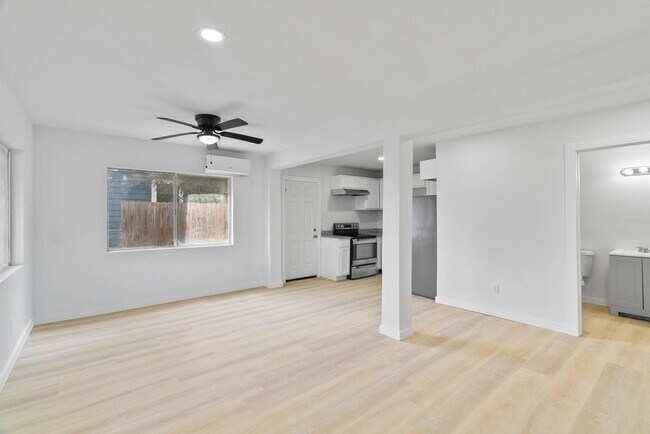 Foto del edificio - TWO BEDROOM ONE BATH WATER AND ELECTRICITY INCLUDED