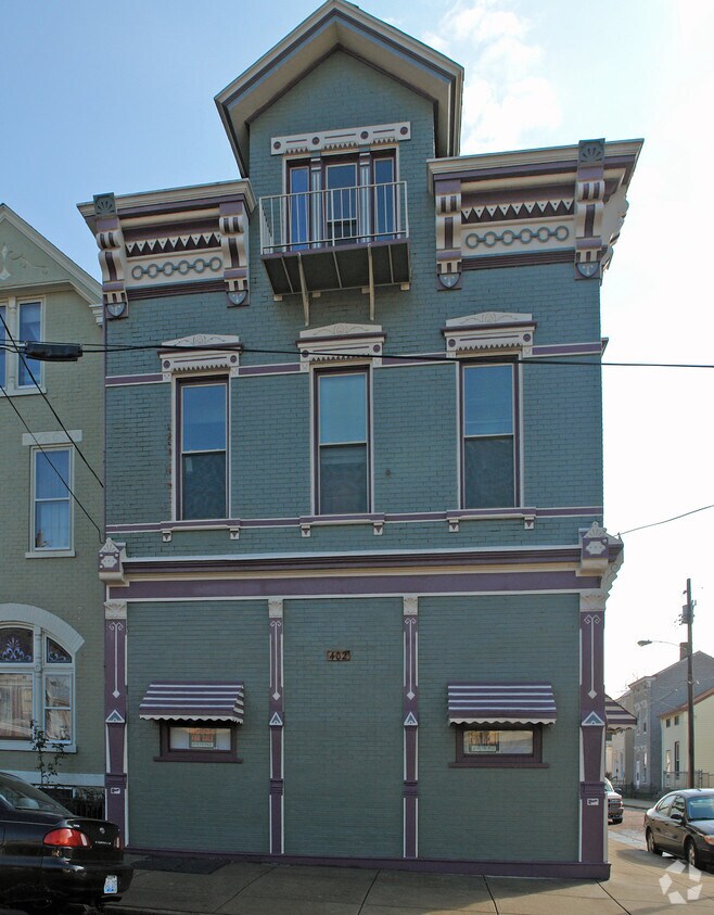 Building Photo - 402 E 9th St