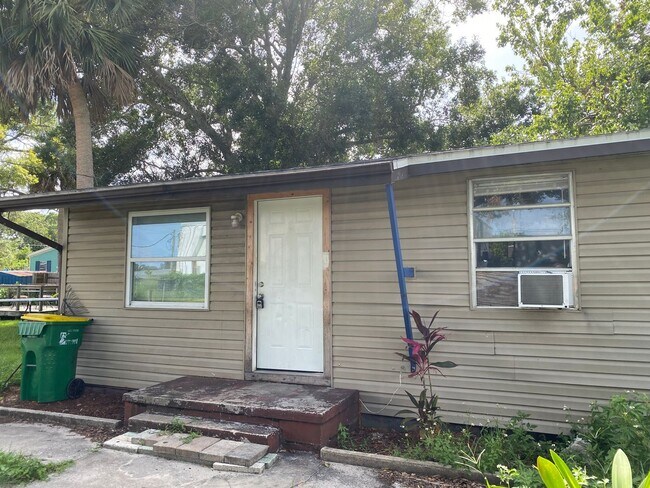 Building Photo - CUTE 2 BEDROOM, 1 BATH HOME FRESHLY PAINTE...