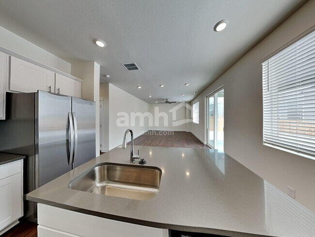 Building Photo - 11553 W Mesquite St