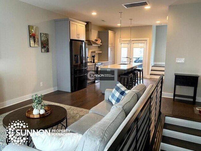 Foto del edificio - Modern 2 BR 2.5 BA Townhome with Rooftop D...