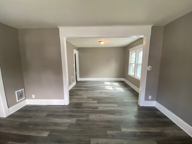 Living & Dinning rooms - 81 Hagen St