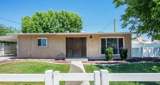 Building Photo - Beautiful Private Yard! Covered Parking!