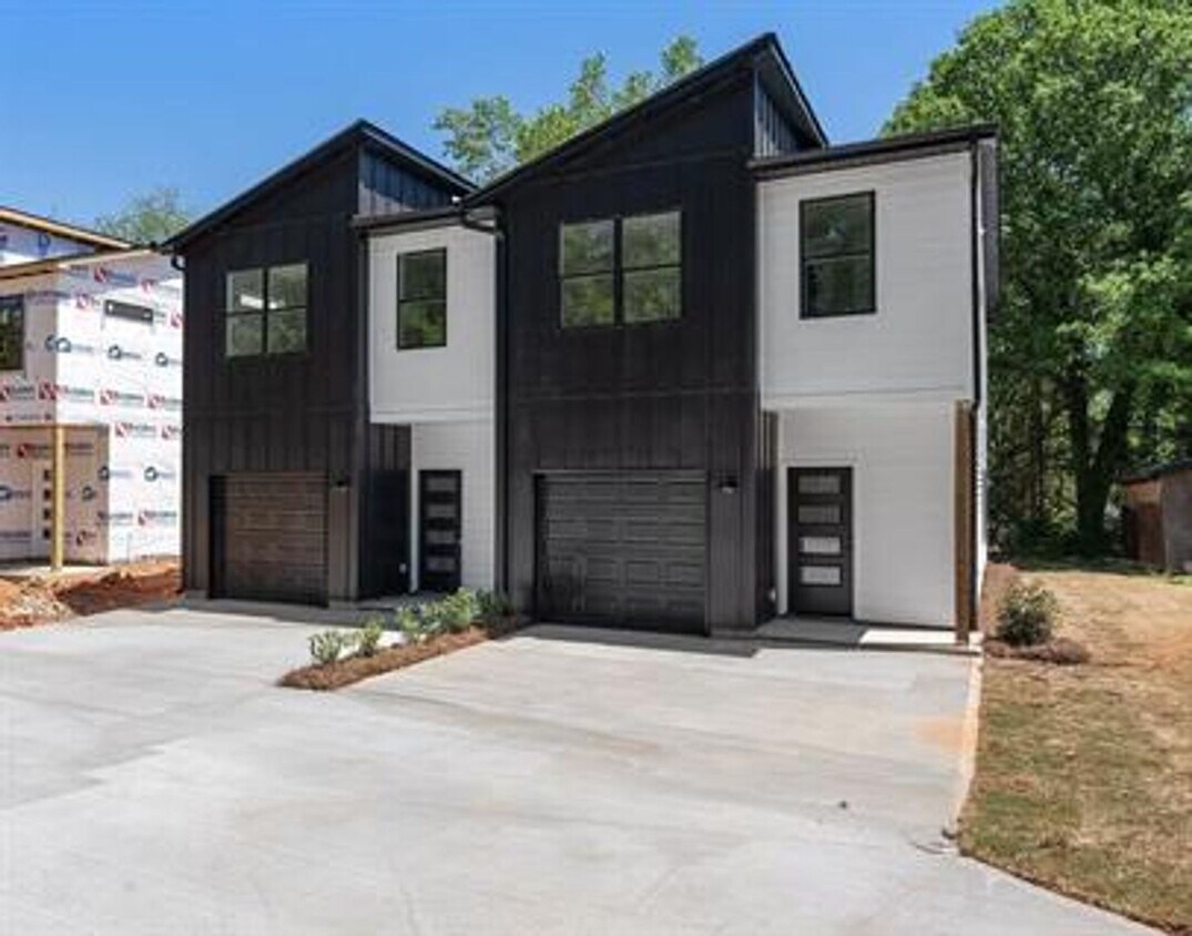 Foto principal - 3/2.5 Townhome Centrally Located in Greenv...