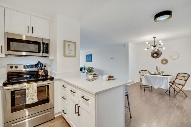 Foto del edificio - Renovated Apartment with HUGE Deck!