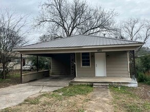 Building Photo - 420 10th Ave SW