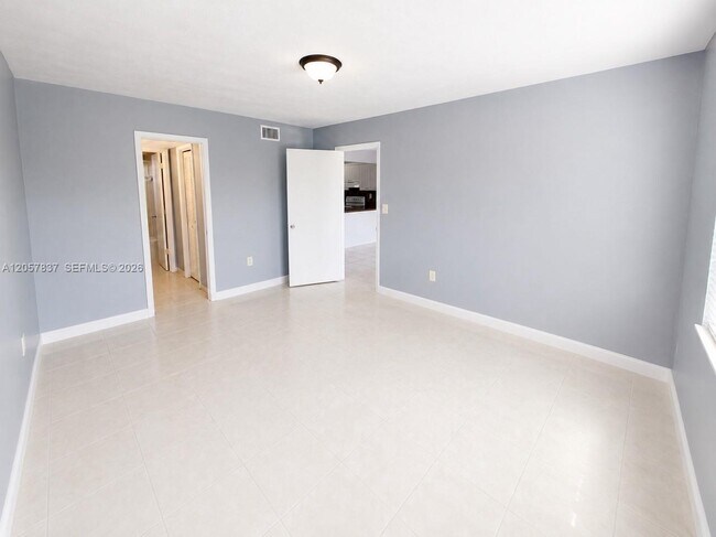 Foto del edificio - 2400 NW 16th St Rd
