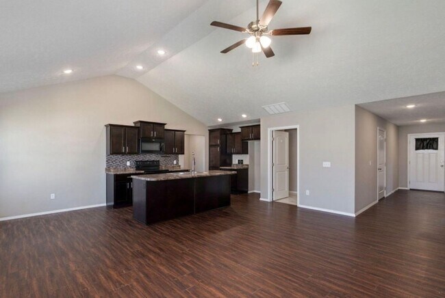 Foto del edificio - 4 Bedroom | 2 Bathroom | 3 Car Garage| Republic MO | Fenced Backyard!