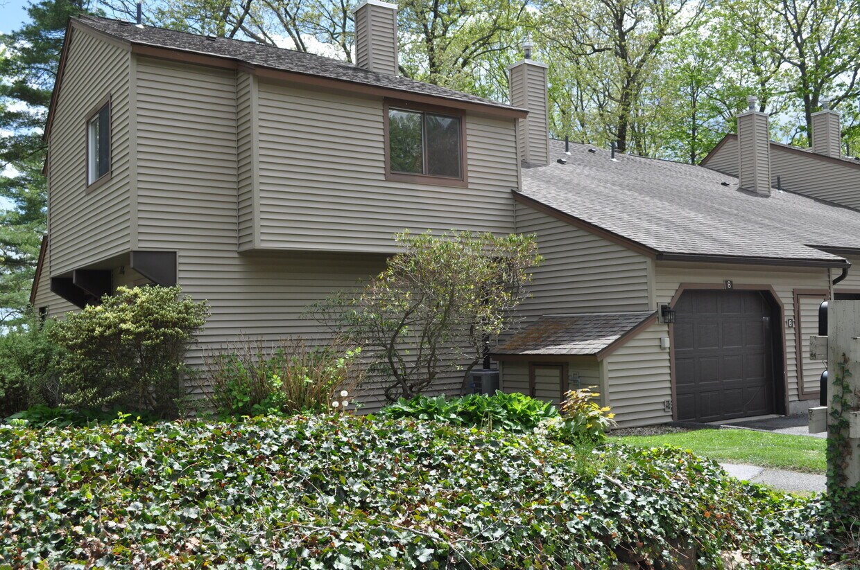 Primary Photo - 8 Sycamore Ln