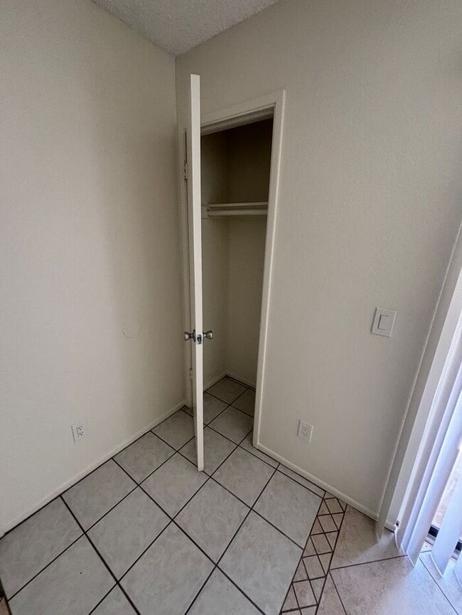 Foto del edificio - 1201 S McClintock Dr