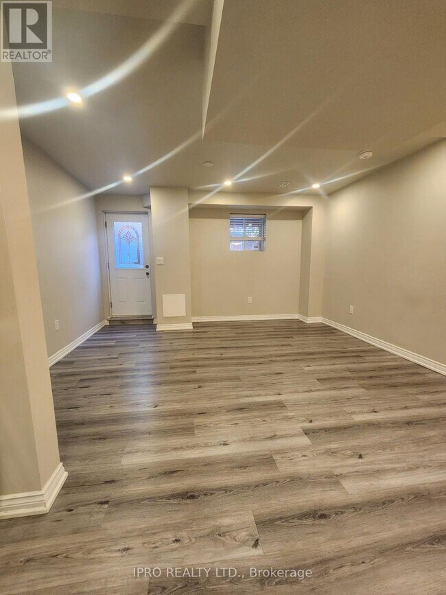 Photo du bâtiment - 5853 Whitehorn Ave
