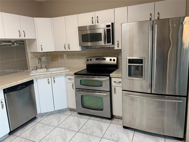 Foto del edificio - 9837 W Okeechobee Rd