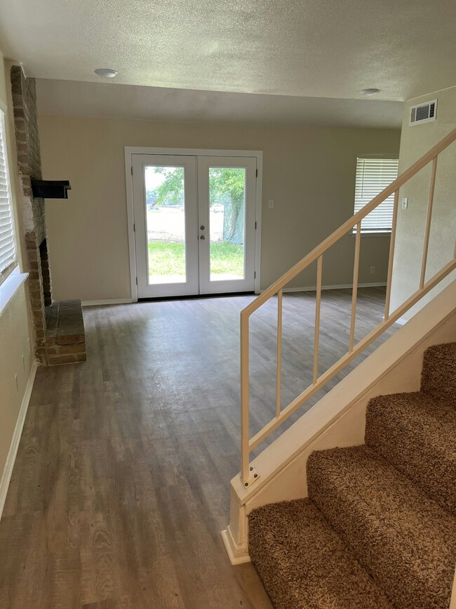 Building Photo - 817 Betsy Ross Dr