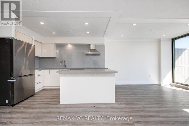 Photo du bâtiment - 5949 Yonge St