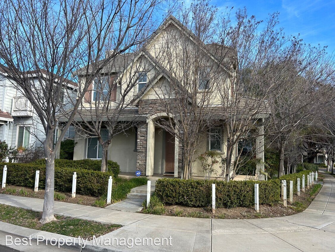 Foto principal - 4 br, 3 bath House - 141 McDermott Ave
